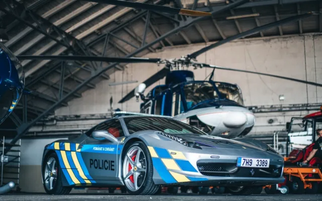 Ve Ferrari se proháněli kriminálníci, teď bude sloužit policistům