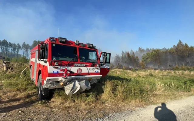 Patnáct jednotek hasičů bojuje s lesním požárem u vojenského prostoru Libavá