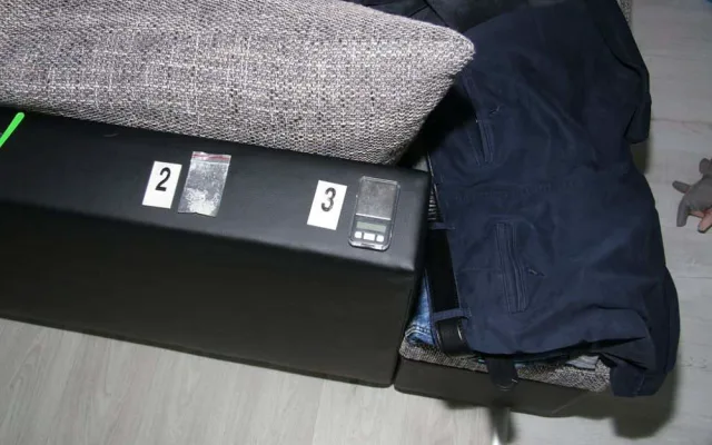 Přerovští kriminalisté zadrželi drogového dealera. Při prohlídce našli marihuanu i pervitin