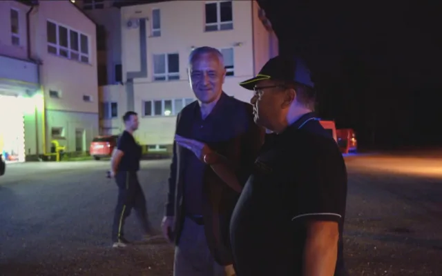VIDEO: Na pomoc v boji s požárem v Hřensku dorazil další odřad hasičů z Hané