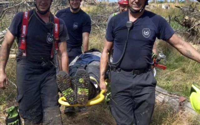 FOTOGALERIE: Až na hranu sil. Hasiči z kraje neúnavně bojují s požárem u Hřenska