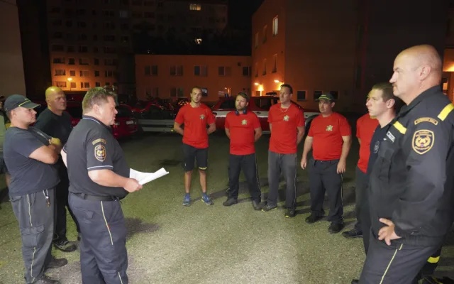 FOTOGALERIE: Až na hranu sil. Hasiči z kraje neúnavně bojují s požárem u Hřenska