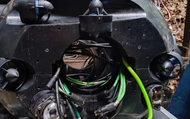 Robot poslal důležitá data z Hranické propasti. Z hlubin ho ale museli zachraňovat potápěči
