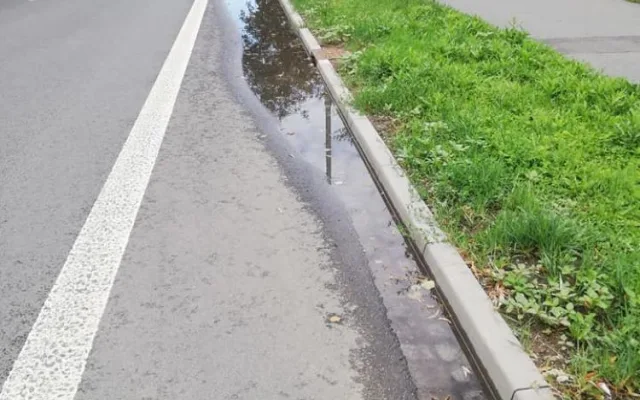 Na Vrahovické ulici opravené za miliony po dešti zůstává voda. Lidé se už ani nesmějí