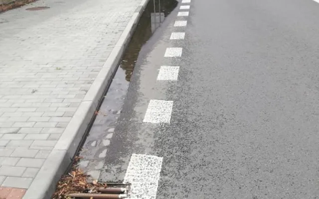 Na Vrahovické ulici opravené za miliony po dešti zůstává voda. Lidé se už ani nesmějí