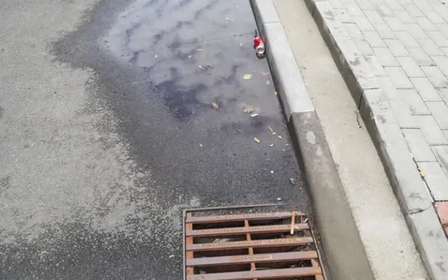 Na Vrahovické ulici opravené za miliony po dešti zůstává voda. Lidé se už ani nesmějí
