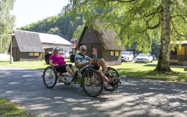 Nevšední peloton projíždí hanáckou krajinou: Šternberk hostí mezinárodní setkání lehokol