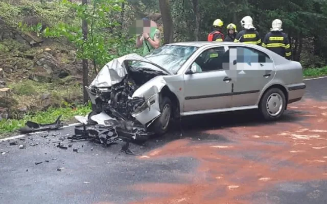 Hasiči vyjížděli k nehodě u Hanušovic. Vozidlo museli zajistit proti požáru