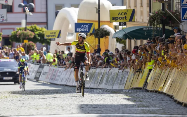 FOTOGALERIE: Šternberk zaplavila špičková cyklistika. Sazka Tour ovládl Ital Rota