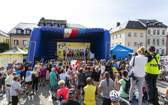 FOTOGALERIE: Šternberk zaplavila špičková cyklistika. Sazka Tour ovládl Ital Rota