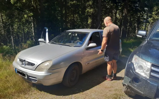 Desítky řidičů porušují zákaz vjezdu do lesů v Jeseníkách. Hrozí jim mnohatisícové pokuty