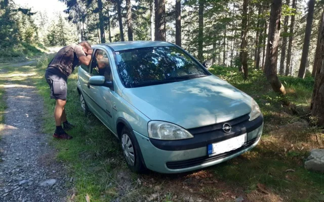 Desítky řidičů porušují zákaz vjezdu do lesů v Jeseníkách. Hrozí jim mnohatisícové pokuty