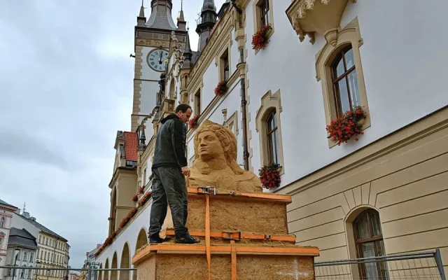 V Olomouci vzniká pískovcová socha císařovny Marie Terezie. Probíhá Týden vojenské historie
