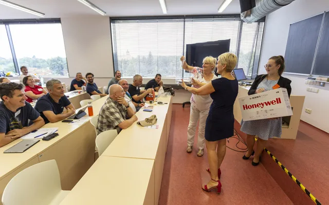 Fyzikální experimenty či inovativní simulace z Honeywellu. Veletrh nápadů inspiroval učitele