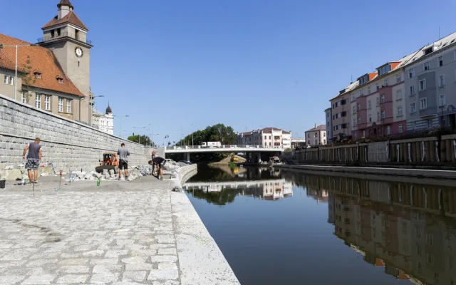 FOTOGALERIE: Stavba olomoucké náplavky míří do finiše. Město řeší náročnost údržby