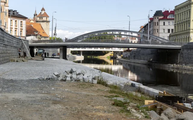 Koncerty, lodičky i prodej kávy a zmrzliny. Náplavka u Moravy vzbuzuje zájem i u podnikatelů