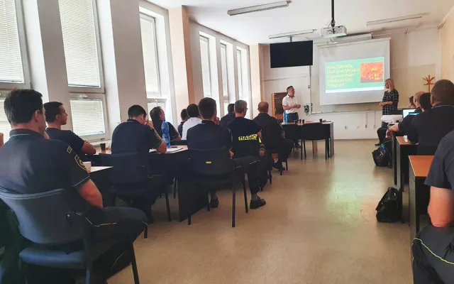 Jak bojovat s lesním požárem bez vody: Hasičům předal zkušenosti odborník z Mexika