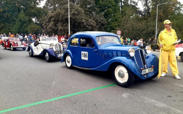 TIP NA VÍKEND: Šternberk obsadí historická auta a motorky, náměstí ožije hudbou i přehlídkou pivovarů