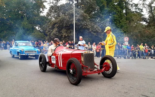 TIP NA VÍKEND: Šternberk obsadí historická auta a motorky, náměstí ožije hudbou i přehlídkou pivovarů
