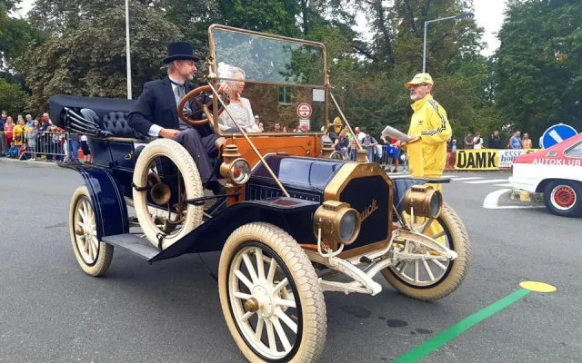 TIP NA VÍKEND: Šternberk obsadí historická auta a motorky, náměstí ožije hudbou i přehlídkou pivovarů