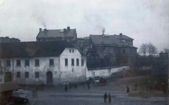 Začátek Kateřinské ulice, hostinec U posledního haléře, který byl zbourán na konci 19. století