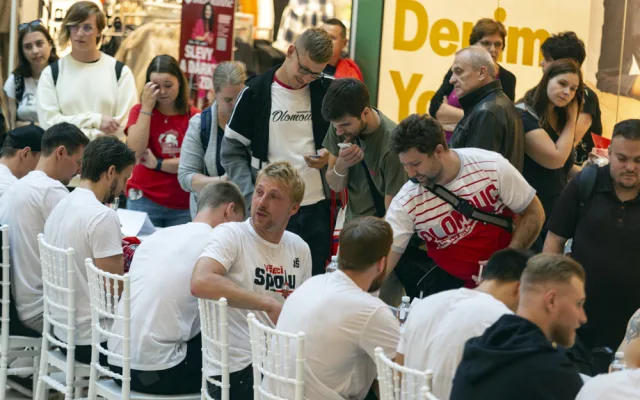 Hokejoví Kohouti rozdávali podpisy v Šantovce. V sezoně chtějí rozložit síly mezi všechny formace