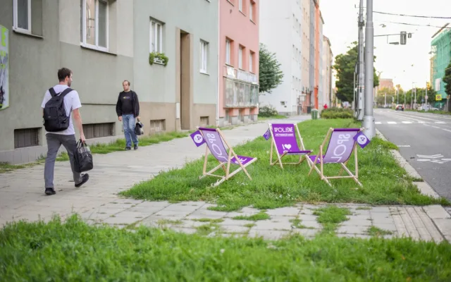 Dárek od spOLečně: Sto fialových lehátek v ulicích nadchla Olomoučany