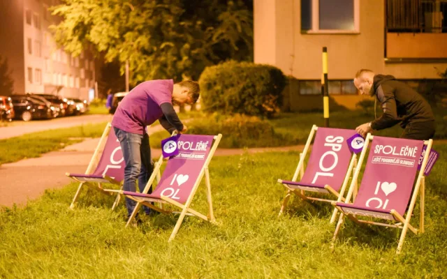 Dárek od spOLečně: Sto fialových lehátek v ulicích nadchla Olomoučany