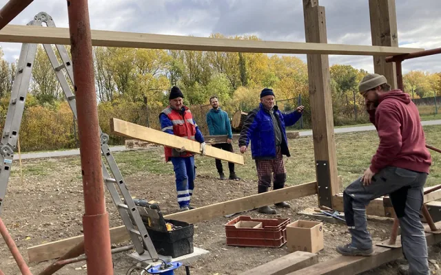 Chomoutov otevírá originální zelenou náves. Místní si prostor zvelebovali dva roky