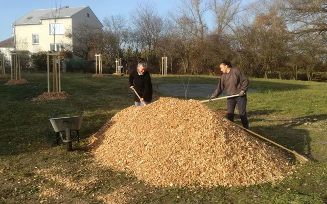 Chomoutov otevírá originální zelenou náves. Místní si prostor zvelebovali dva roky