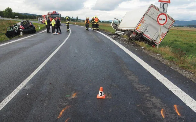 Frekventovaný tah za Mohelnicí zavřela vážná nehoda, pro řidičku letěl vrtulník