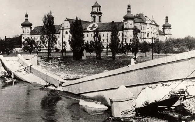 Lávka betonová od r. 1937, odstřelená německými ženisty 8. 5. 1945