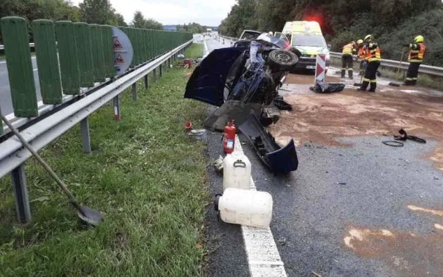 Na dálnici u Mohelnice se auto převrátilo na střechu. Směr na Olomouc stojí