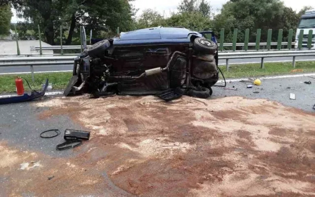 Na dálnici u Mohelnice se auto převrátilo na střechu. Směr na Olomouc stojí