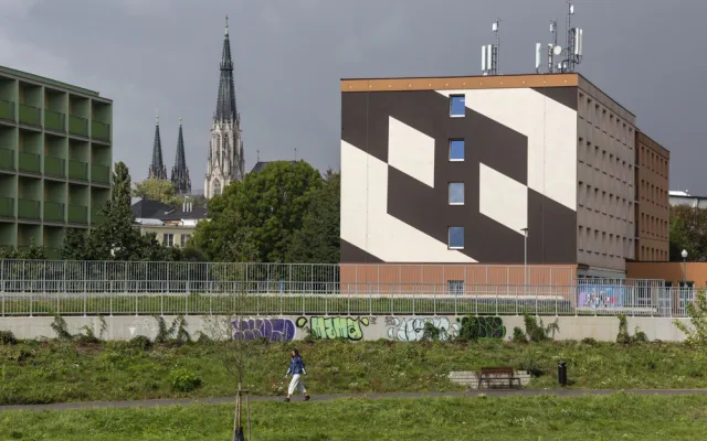 Nový mural v areálu vysokoškolských kolejí nedaleko Envelopy