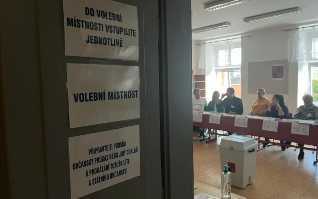 VOLBY 2022: Sčítání hlasů začalo. Volební místnosti se úderem druhé hodiny uzavřely