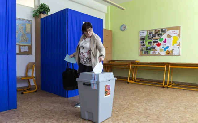 VOLBY 2022: Sčítání hlasů začalo. Volební místnosti se úderem druhé hodiny uzavřely