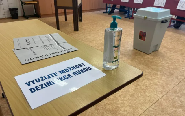 VOLBY 2022: Sčítání hlasů začalo. Volební místnosti se úderem druhé hodiny uzavřely