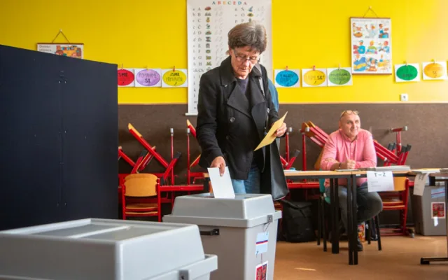 VOLBY 2022: Sčítání hlasů začalo. Volební místnosti se úderem druhé hodiny uzavřely