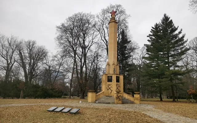 V březnu na památník nasprejoval neznámý pachatel hákové kříže