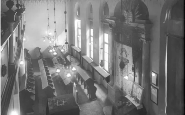 Chátrající synagoga v centru Prostějova je na prodej. Úřady nyní nařídily záchranné práce