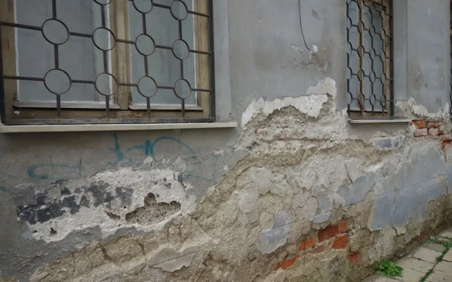 Chátrající synagoga v centru Prostějova je na prodej. Úřady nyní nařídily záchranné práce