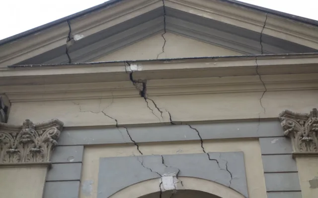 Chátrající synagoga v centru Prostějova je na prodej. Úřady nyní nařídily záchranné práce