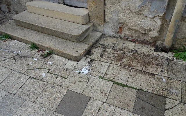 Chátrající synagoga v centru Prostějova je na prodej. Úřady nyní nařídily záchranné práce