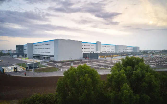 Stavba distribučního centra Amazonu u Kojetína je u konce. Přišlo na pět miliard
