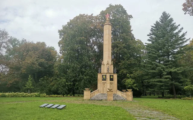 Olomoucký památník Rudé armády opět terčem vandalismu. Hákové kříže vystřídaly nápisy UA
