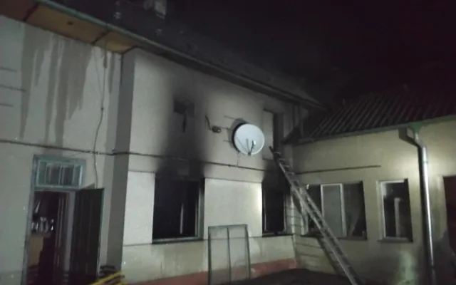 V hořícím domě v Beňově hasiči hledali muže, který byl uvnitř. Museli vylomit dveře