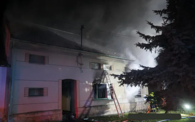 V hořícím domě v Beňově hasiči hledali muže, který byl uvnitř. Museli vylomit dveře