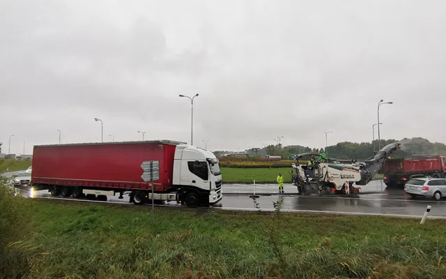 Asfaltování kruháče u Globusu zacpalo příjezd do Olomouce. Motoristé si počkají na trase od Mohelnice