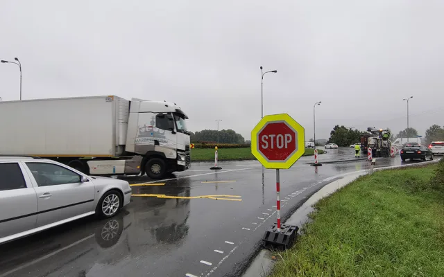 Asfaltování kruháče u Globusu zacpalo příjezd do Olomouce. Motoristé si počkají na trase od Mohelnice